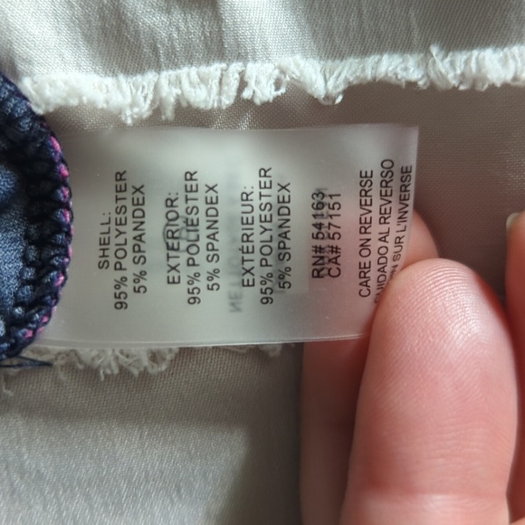 FREE WITH PURCHASE! Tommy Hilfiger sleeveless collared half-zip blouse - Picture 4 of 5